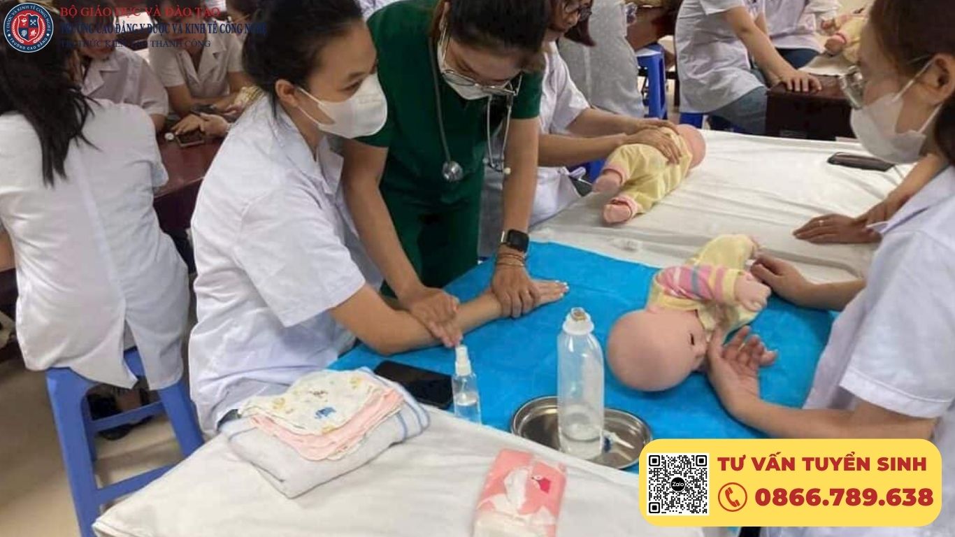 Vì sao nhu cầu học chăm sóc mẹ và bé sau sinh ngày càng tăng?